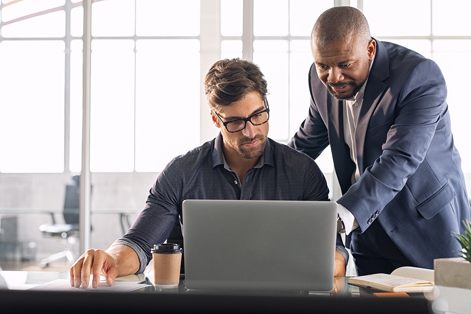 leadership-working-with-his-employee-960px
